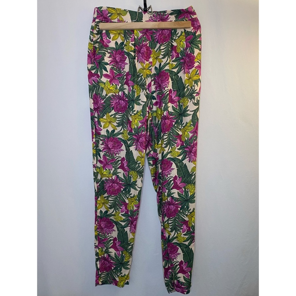 Straight leg. Loose fitting. Floral. HM.